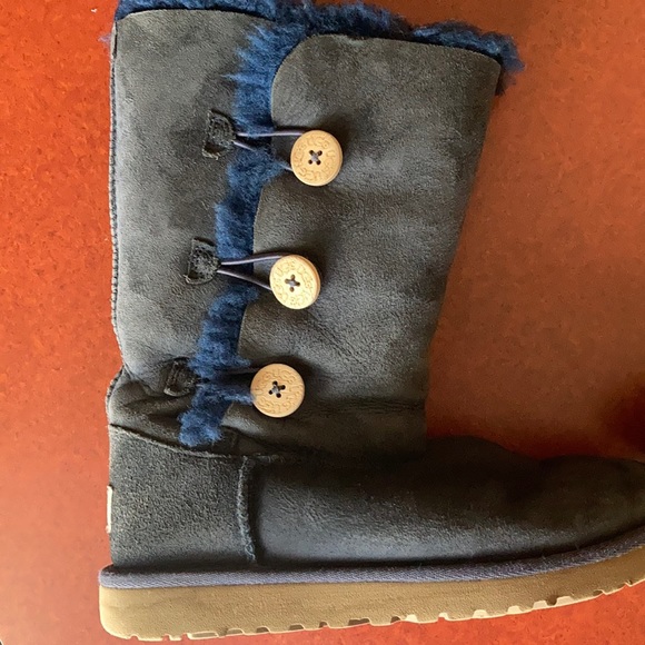 UGG Bailey Suede Button Triplet Big Kid size 4 - Picture 9 of 16